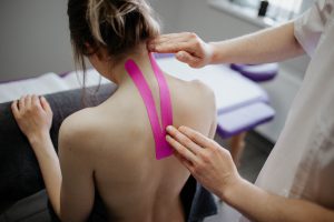 Kinesiology taping co to jest