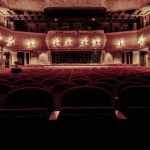Jak się ubrać do teatru